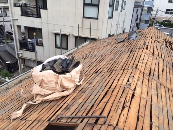 瓦が取り除かれた屋根