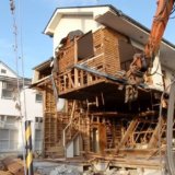 解体中の家屋