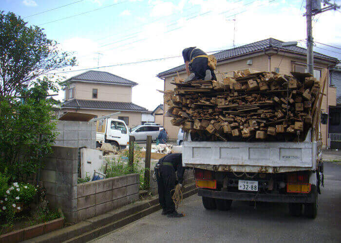 木材が積まれたトラックと作業員