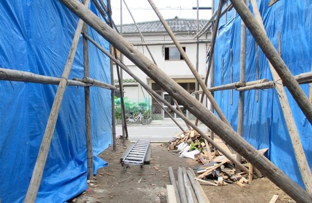 外壁補修工事中の風景