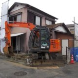 重機を使っての解体が始まります