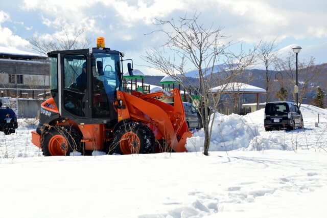 解体工事の前に除雪が必要