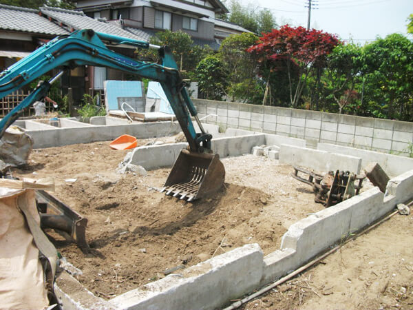 基礎のコンクリートを掘り起こす作業