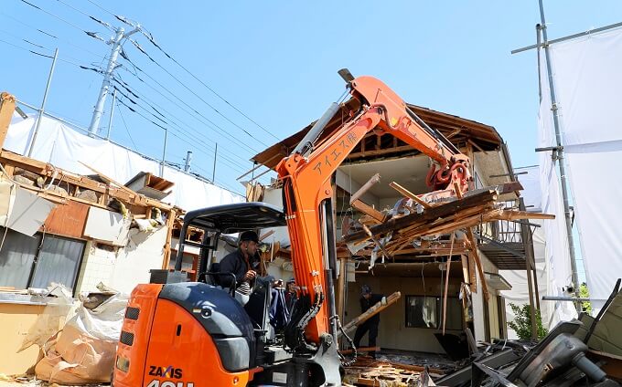 重機を操縦するスタッフ