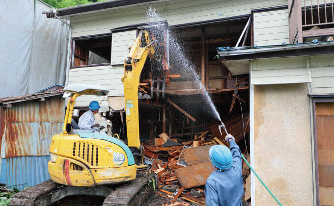 散水しながら解体作業