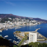 空から見た熱海市の風景