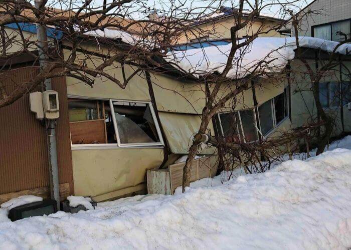 積雪被害を受けた家